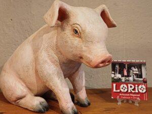Cochon rose assis