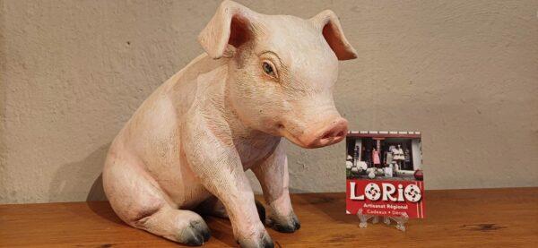 Cochon rose assis